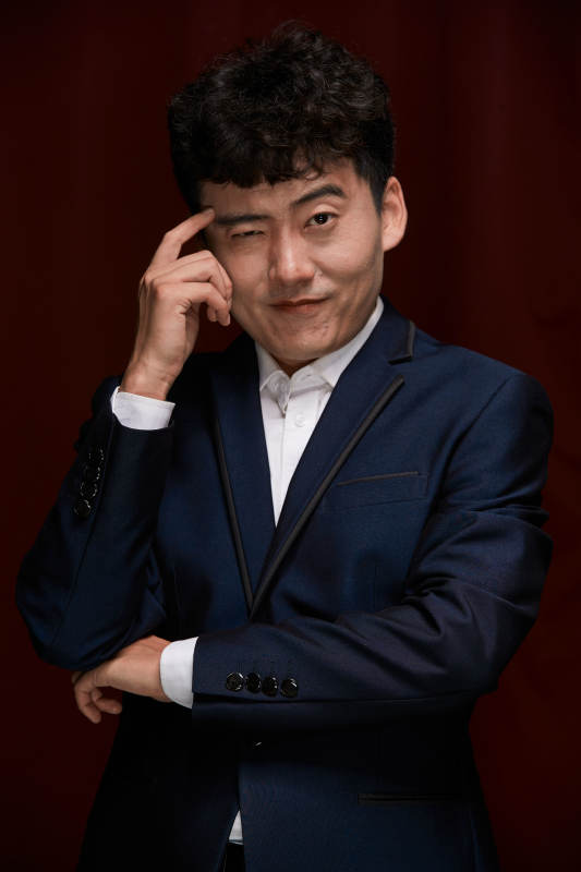 暗色背景下的商务男士形象图片