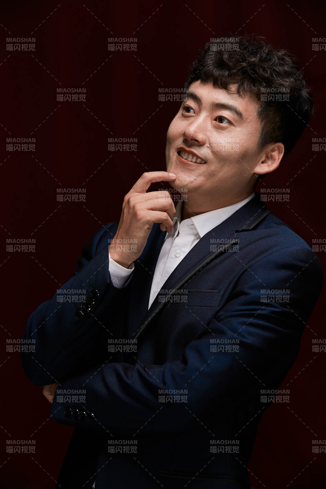 暗色背景下的商务男士形象图片