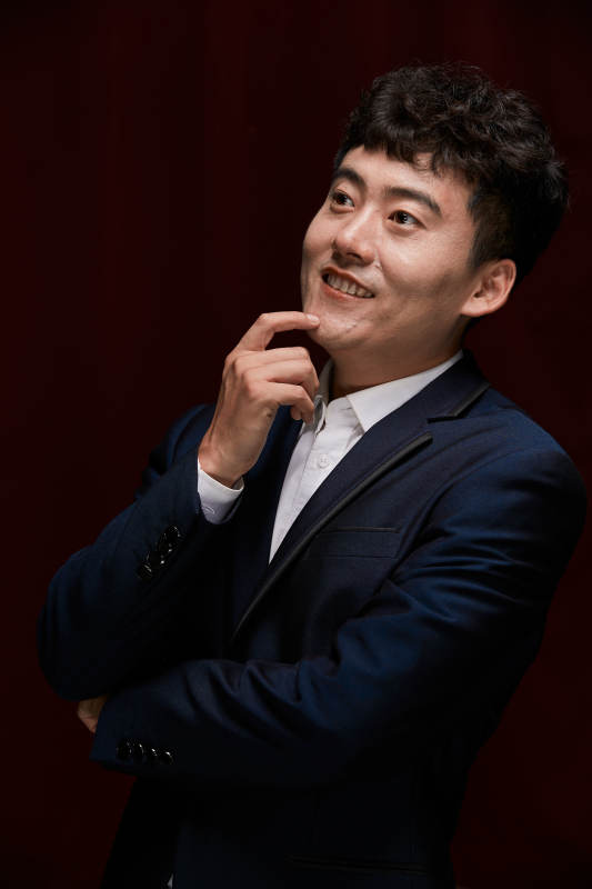 暗色背景下的商务男士形象图片