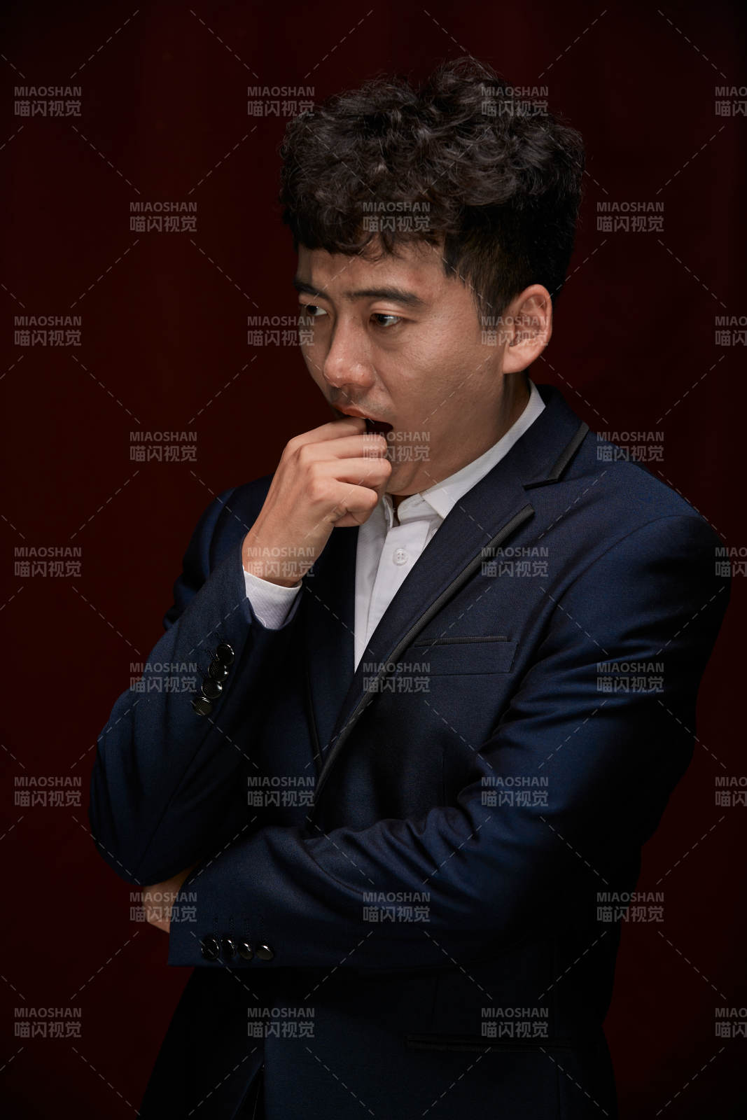 暗色背景下的商务男士形象图片