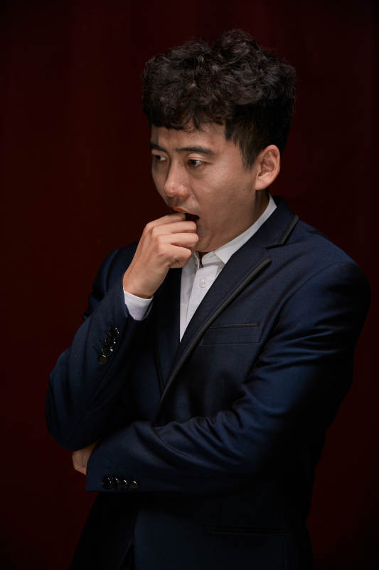 暗色背景下的商务男士形象图片