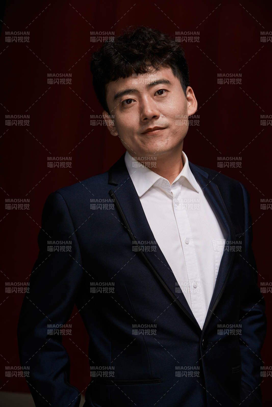 暗色背景下的商务男士形象图片