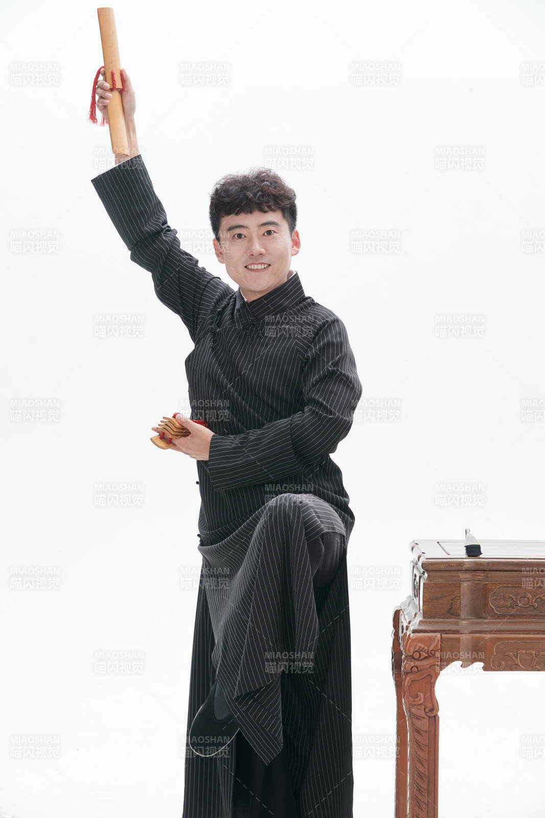 中国传统曲艺竹板书表演艺术形象图片