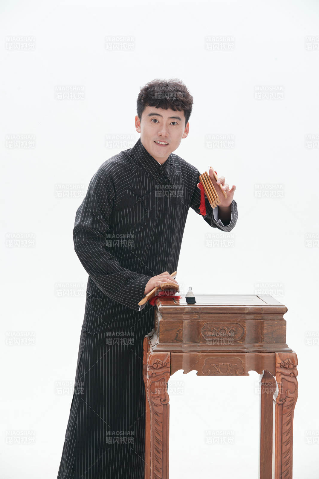 中国传统曲艺竹板书表演艺术形象图片