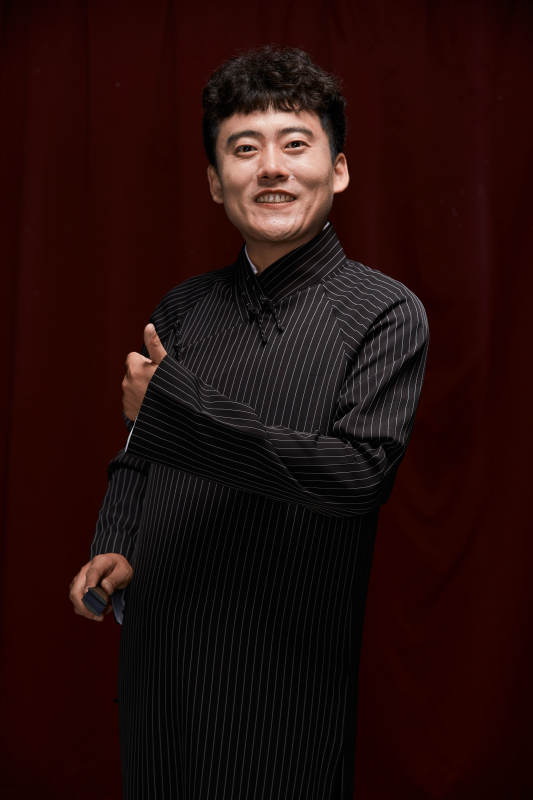 中国传统曲艺相声表演艺人形象图片