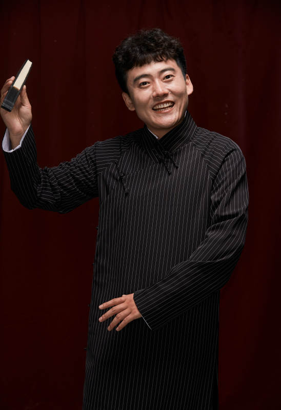 中国传统曲艺相声表演艺人形象图片