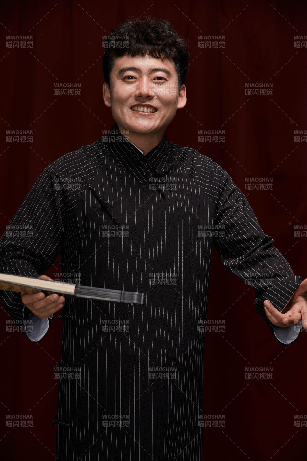 中国传统曲艺相声表演艺人形象图片