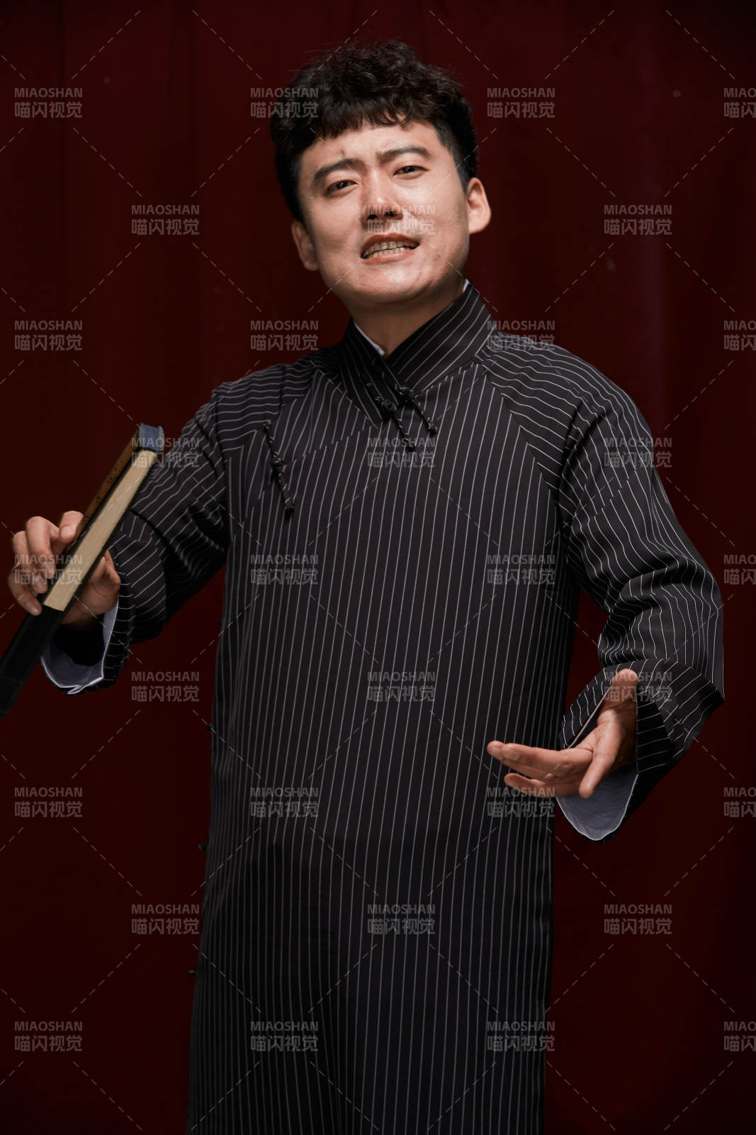 中国传统曲艺相声表演艺人形象图片