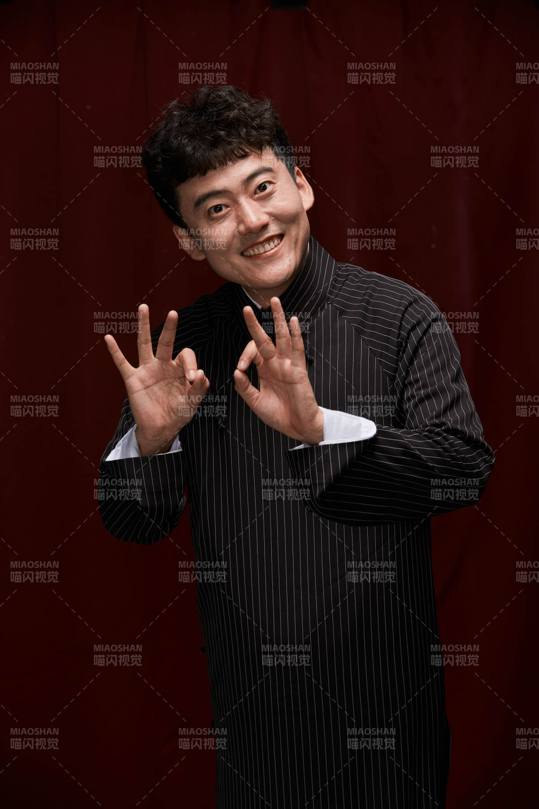 中国传统曲艺相声表演艺人形象图片