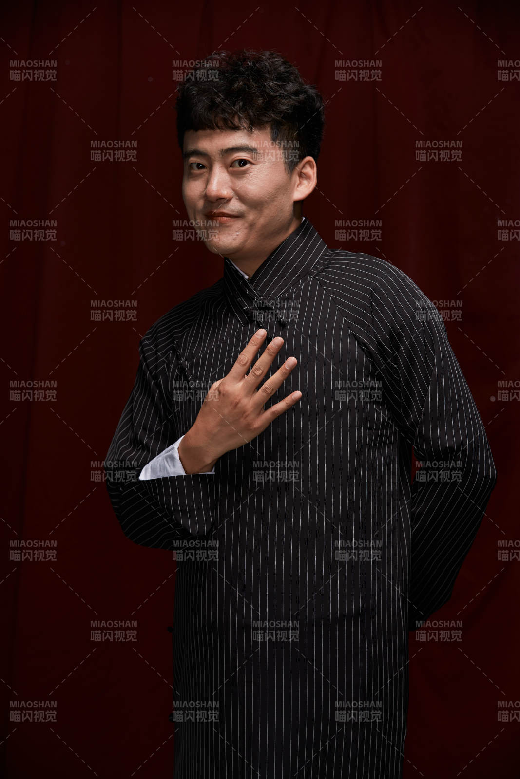 中国传统曲艺相声表演艺人形象图片