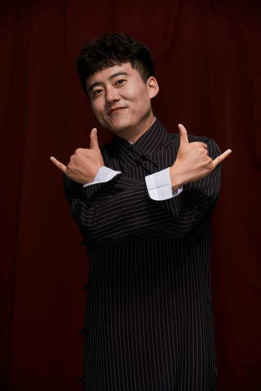 中国传统曲艺相声表演艺人形象图片