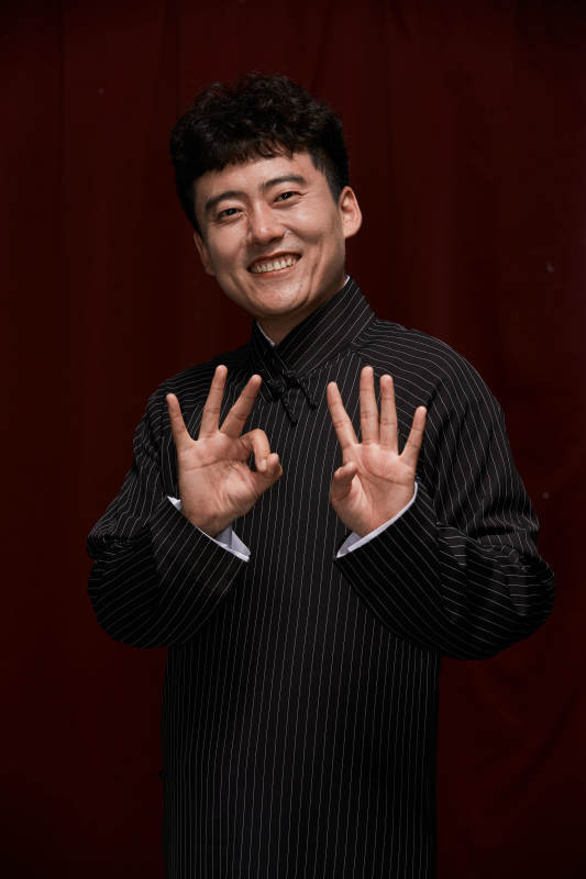 中国传统曲艺相声表演艺人形象图片