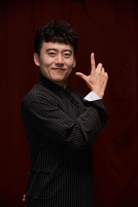 中国传统曲艺相声表演艺人形象图片