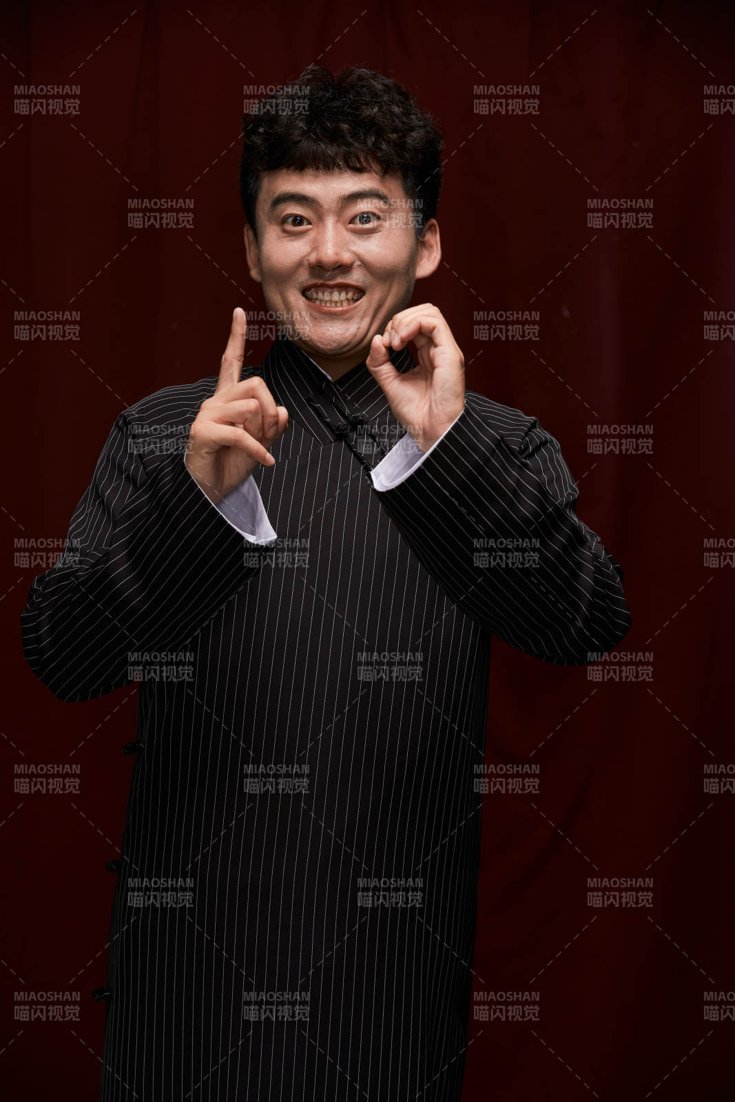 中国传统曲艺相声表演艺人形象图片