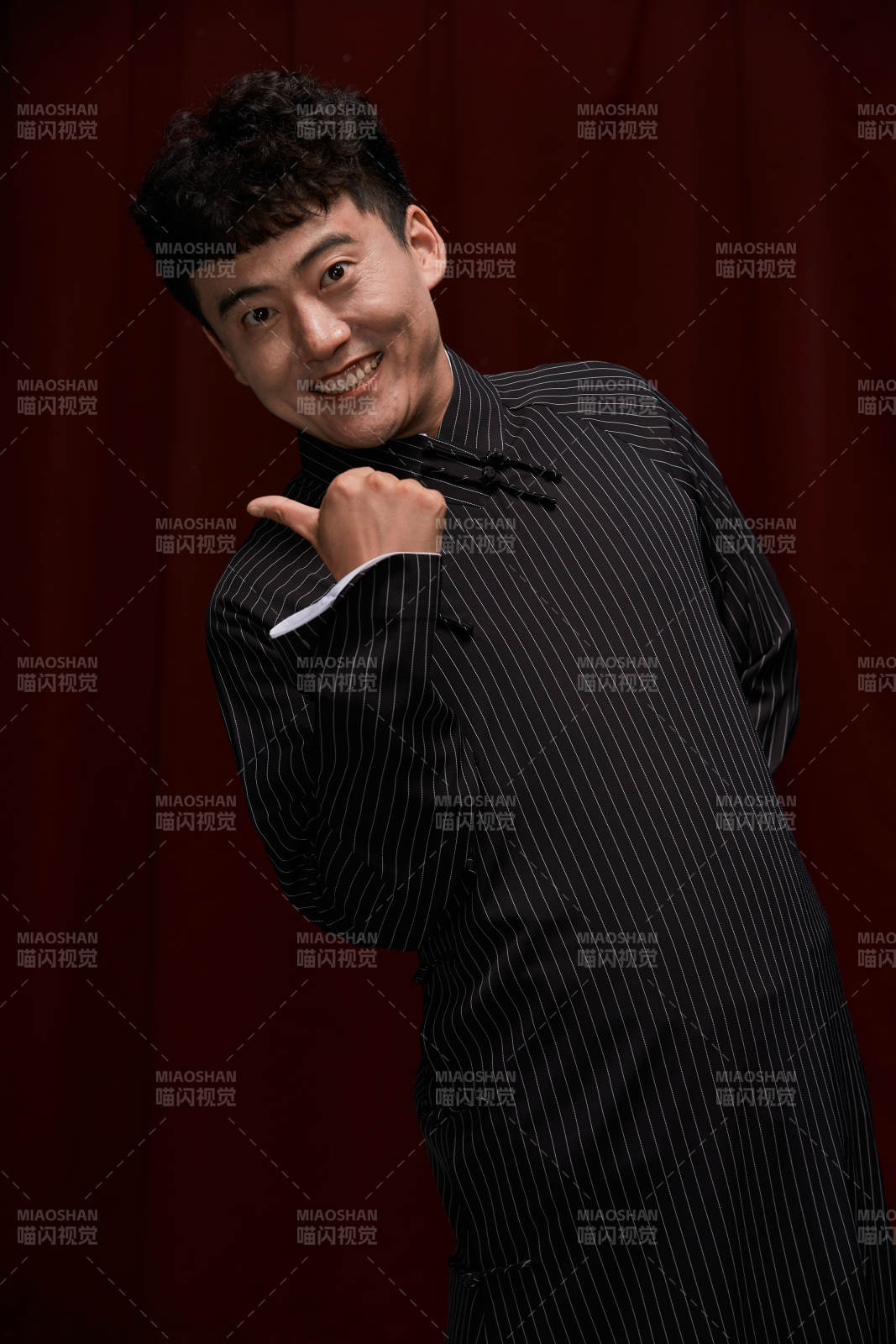 中国传统曲艺相声表演艺人形象图片