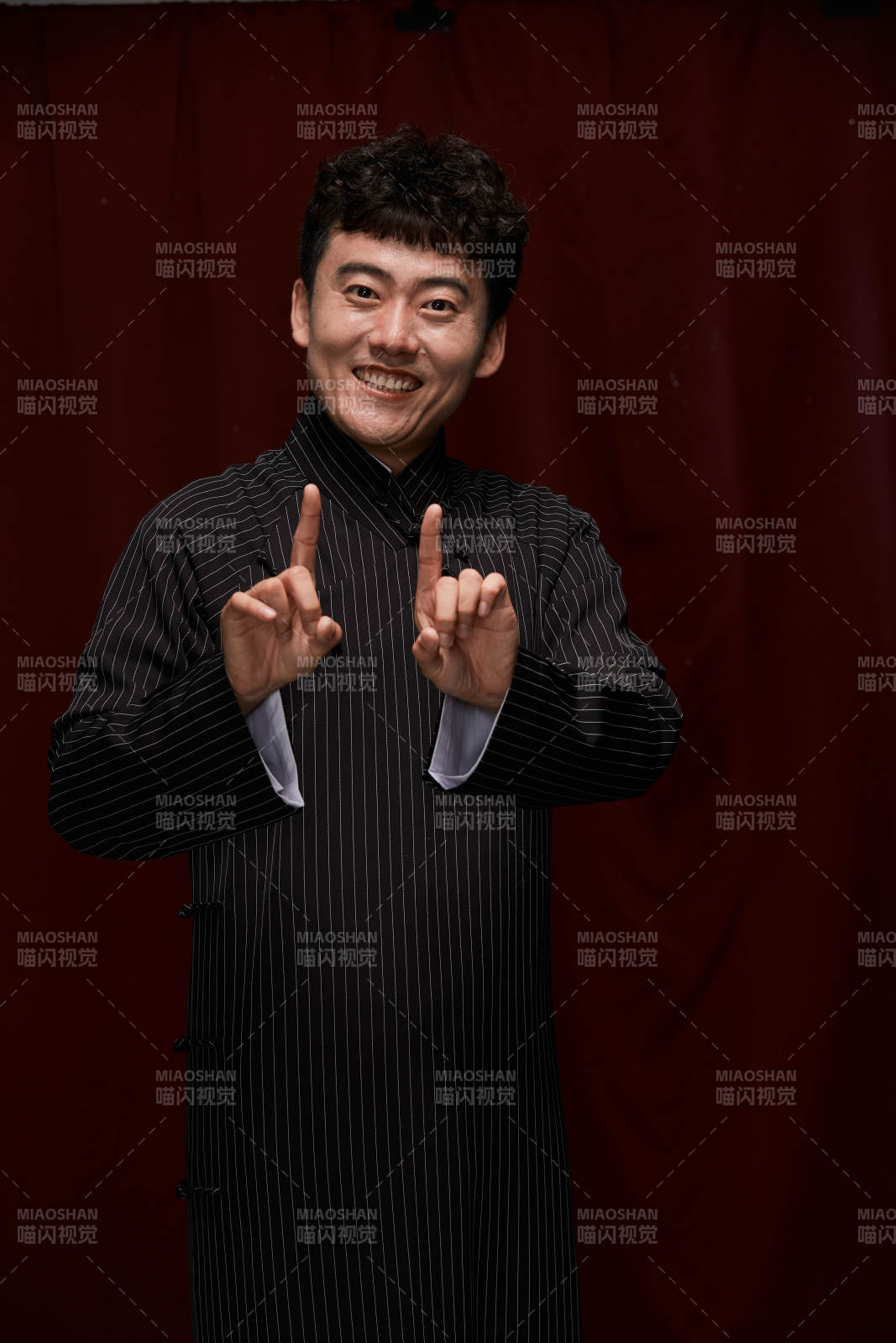 中国传统曲艺相声表演艺人形象图片