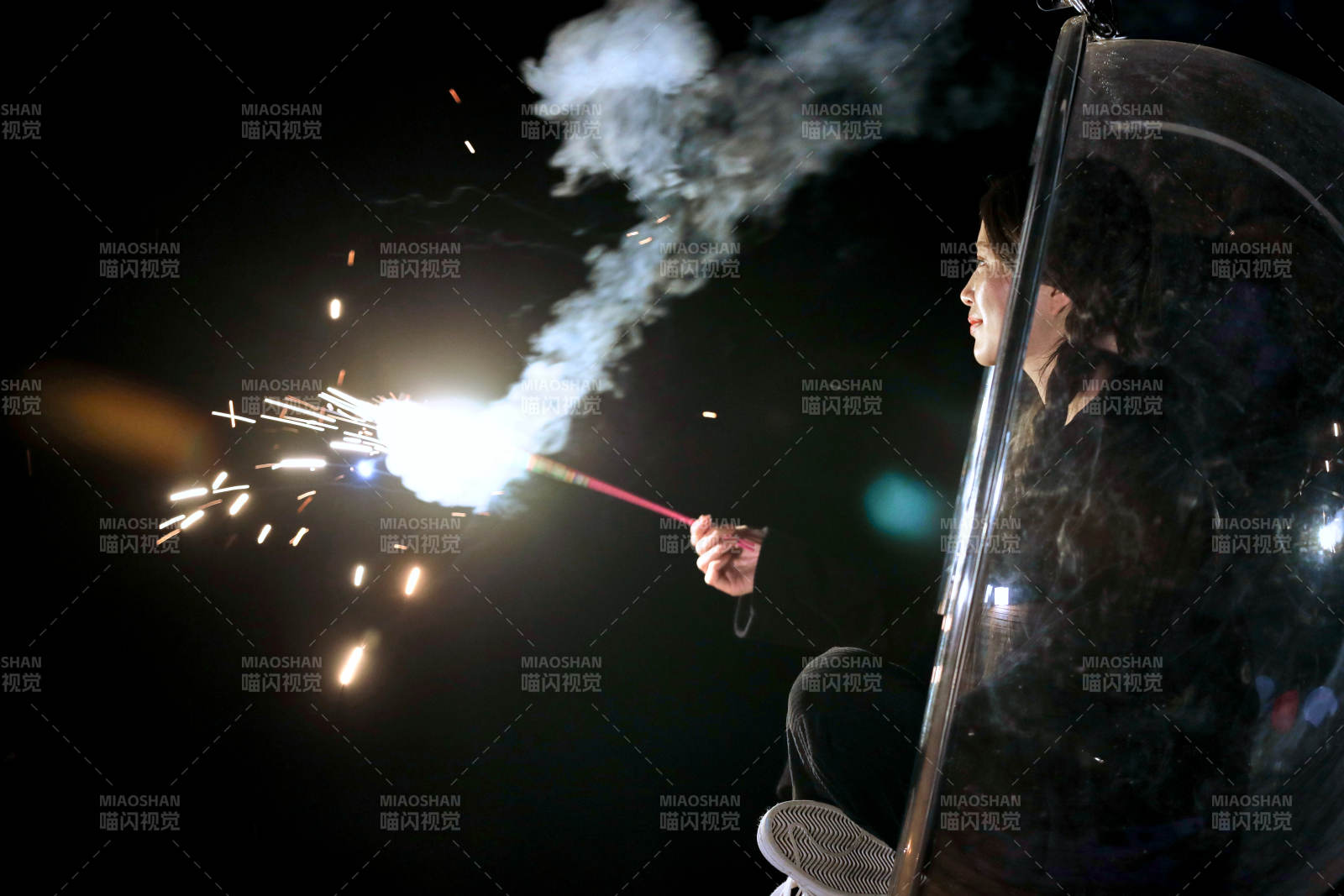 夜晚坐在透明秋千上燃放仙女棒的可爱少女图片