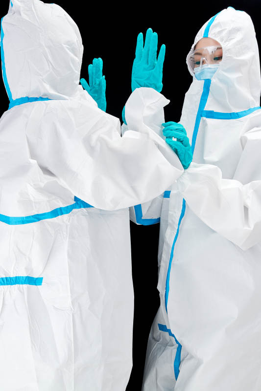 穿白色防护服佩戴护目镜口罩的防疫人员图片