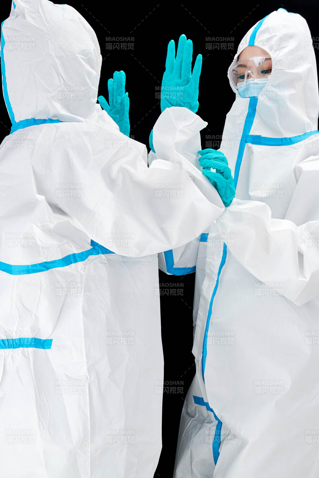 穿白色防护服佩戴护目镜口罩的防疫人员图片