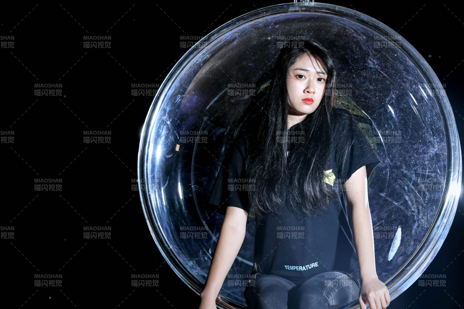 夜晚坐在透明秋千上燃放仙女棒的可爱少女图片