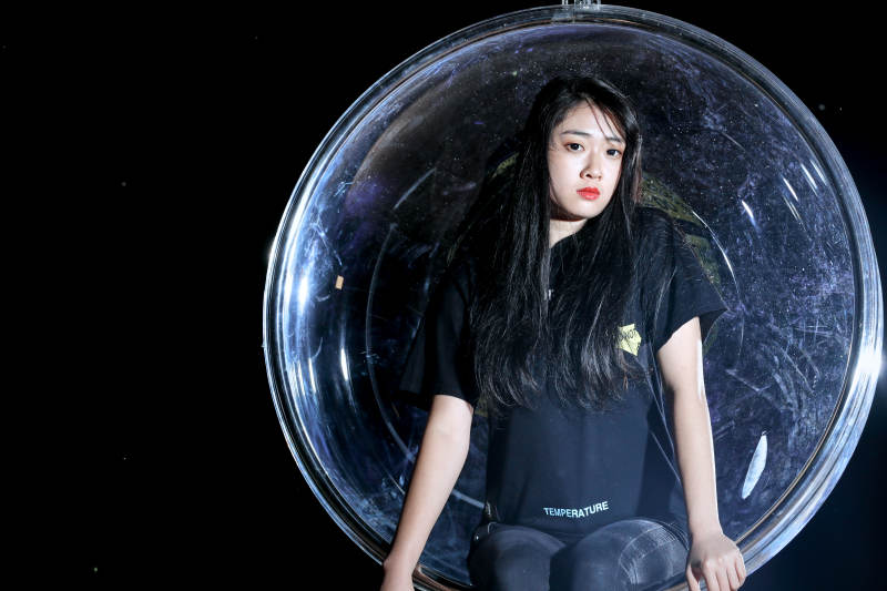 夜晚坐在透明秋千上燃放仙女棒的可爱少女图片