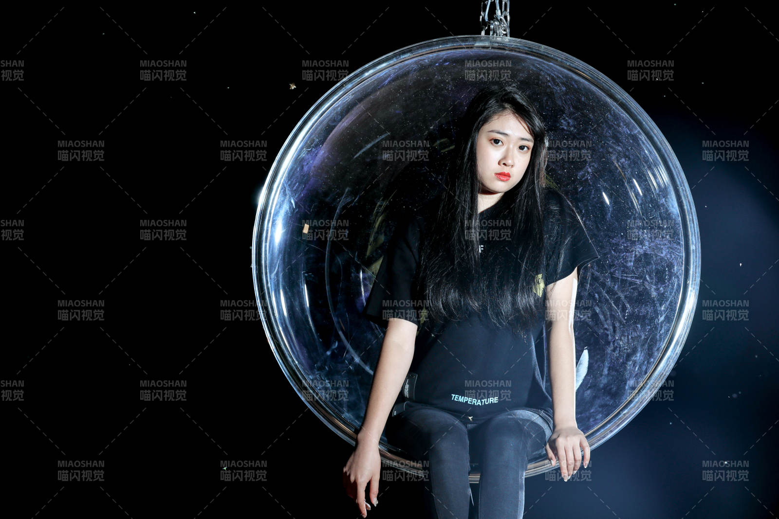 夜晚坐在透明秋千上燃放仙女棒的可爱少女图片