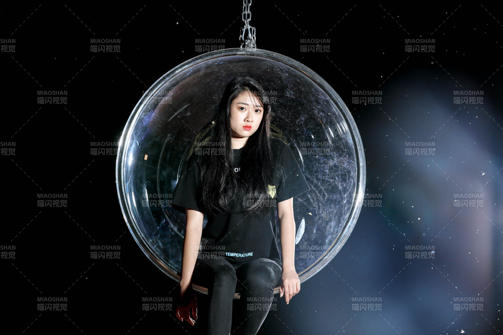 夜晚坐在透明秋千上燃放仙女棒的可爱少女图片