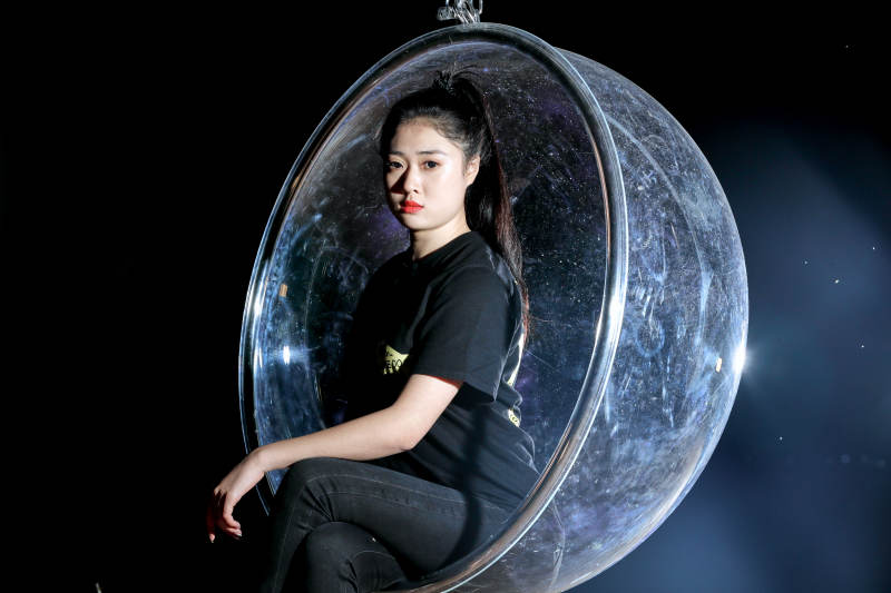 夜晚坐在透明秋千上燃放仙女棒的可爱少女图片