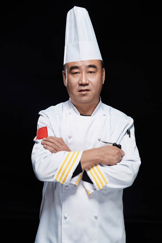 黑色背景下的酒店行政主厨形象图片