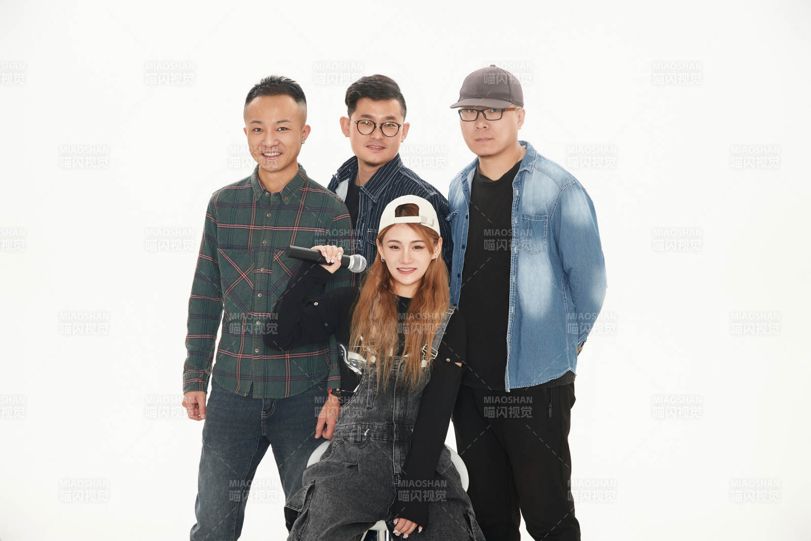 影棚拍摄的白色背景下四人乐队组合形象图片