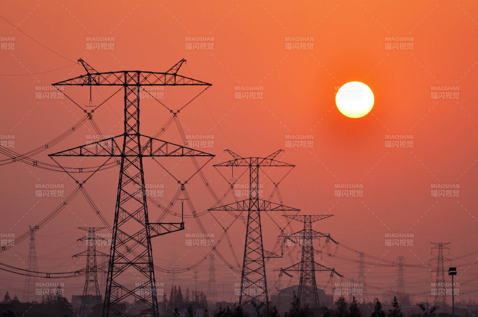 夕阳下的电力塔图片