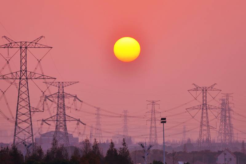 夕阳下的电力塔图片