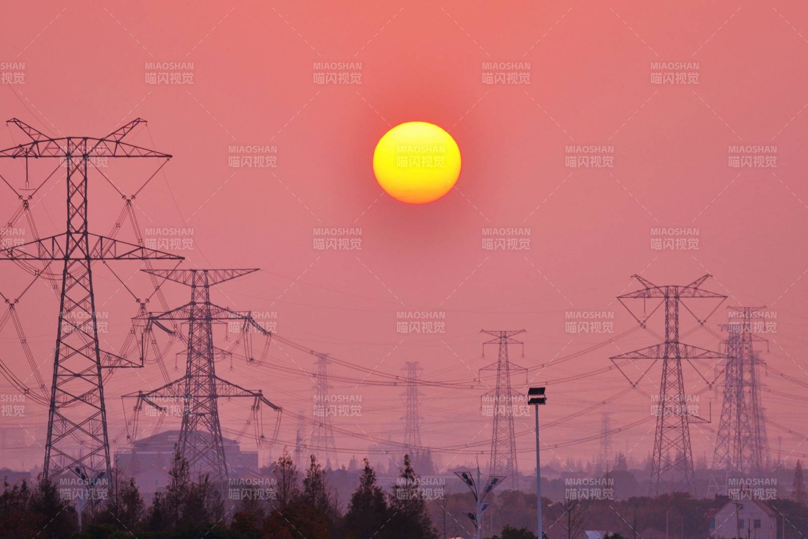 夕阳下的电力塔图片