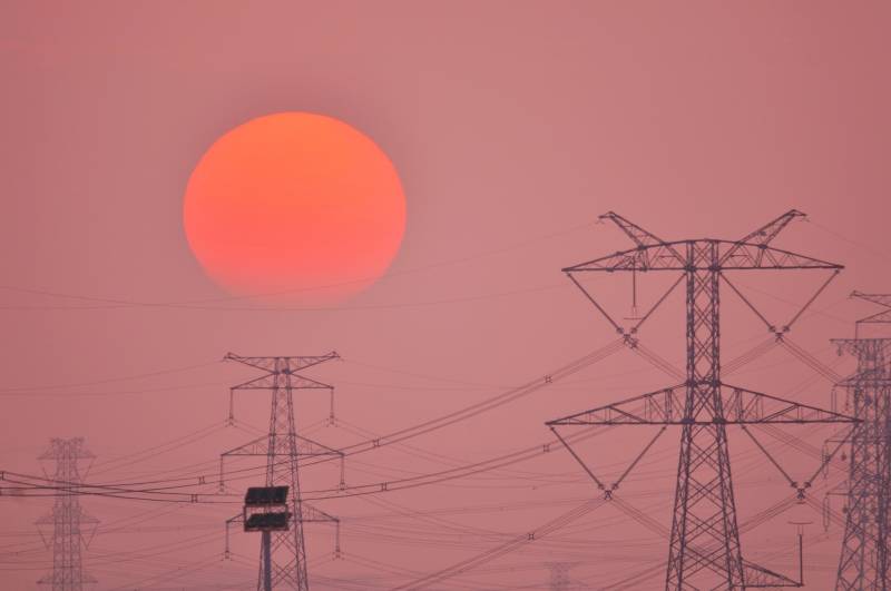 夕阳下的输电塔图片