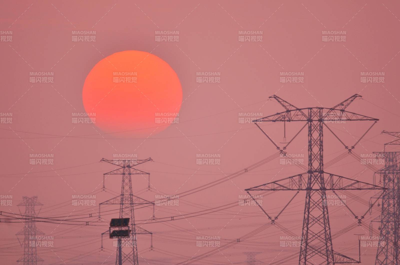 夕阳下的输电塔图片