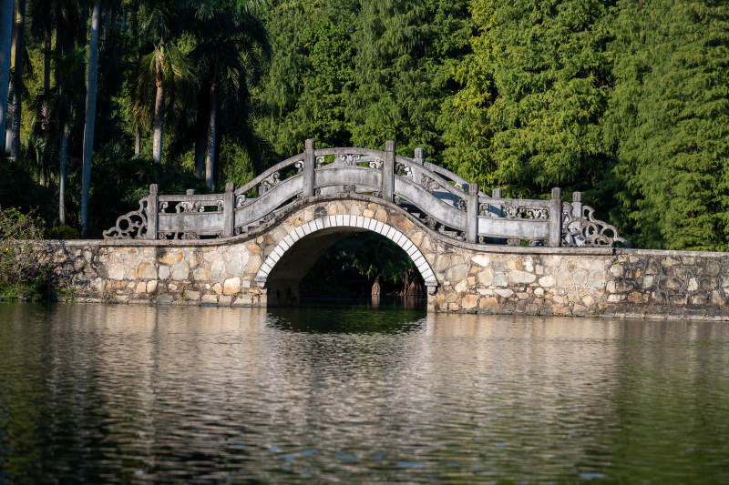 石桥映水绿树成荫图片