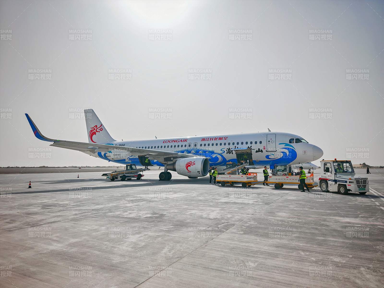 飞机停靠在机场图片