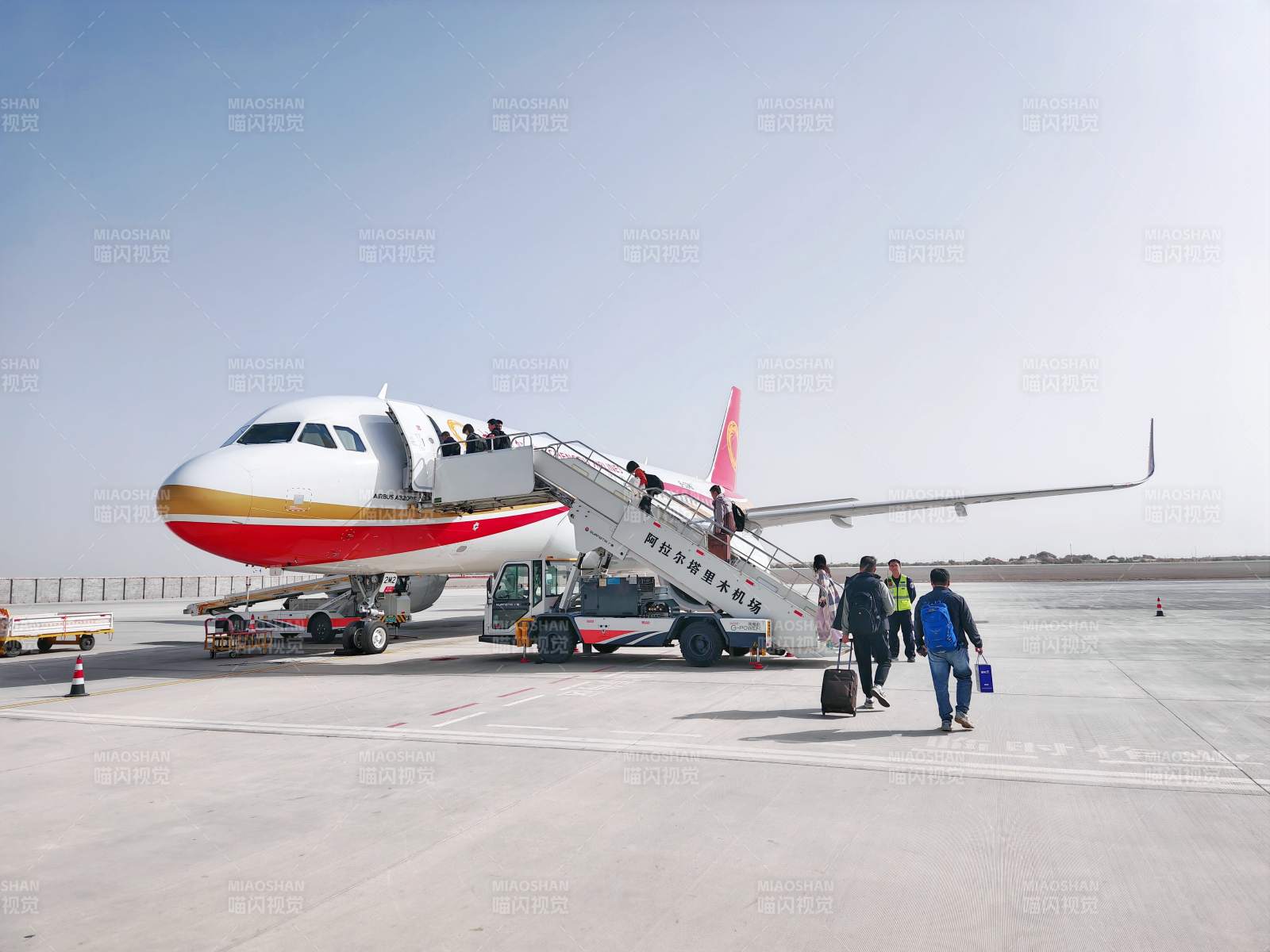 乘客登机准备起飞图片