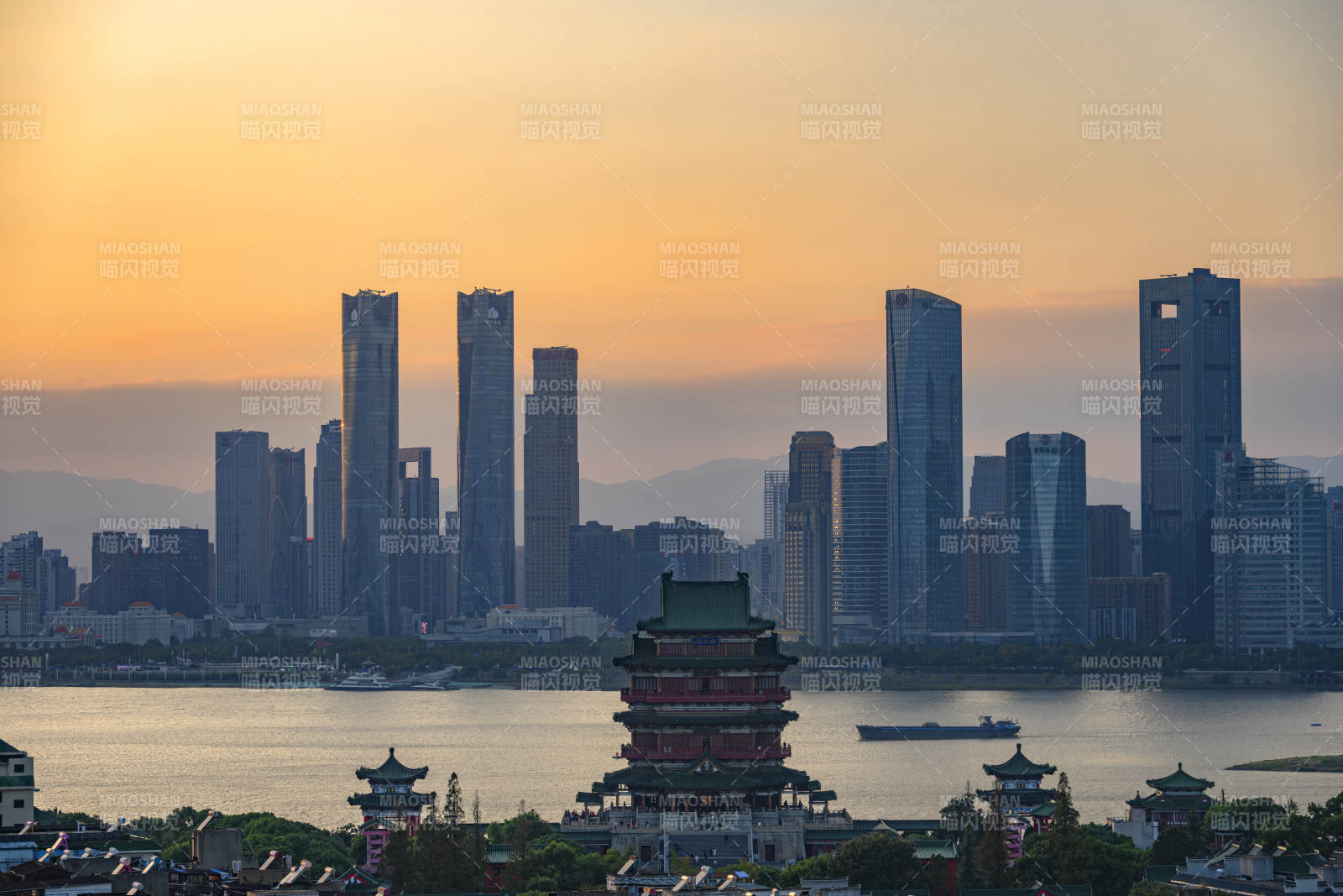 赣江滕王阁城市黄昏美景图片