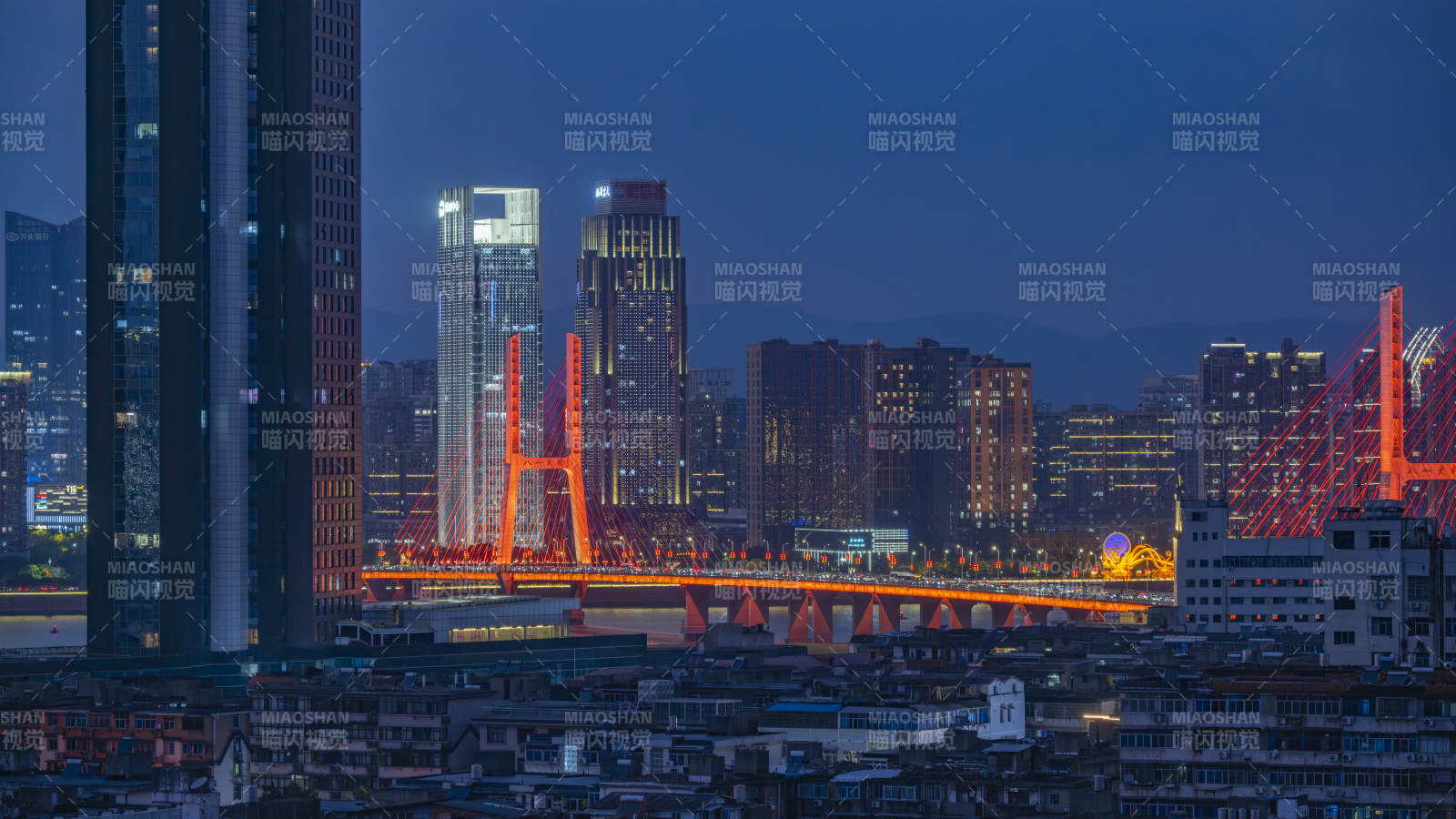 南昌夜幕下的城市灯火图片