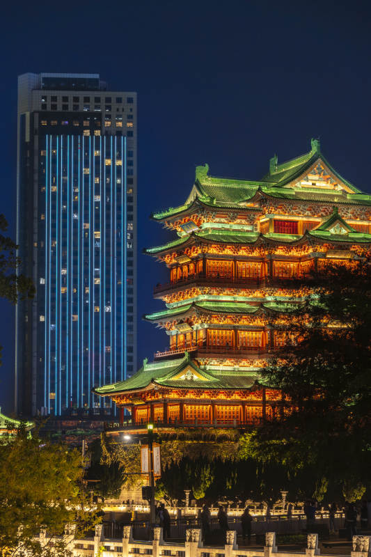 夜色中的滕王阁与高楼图片