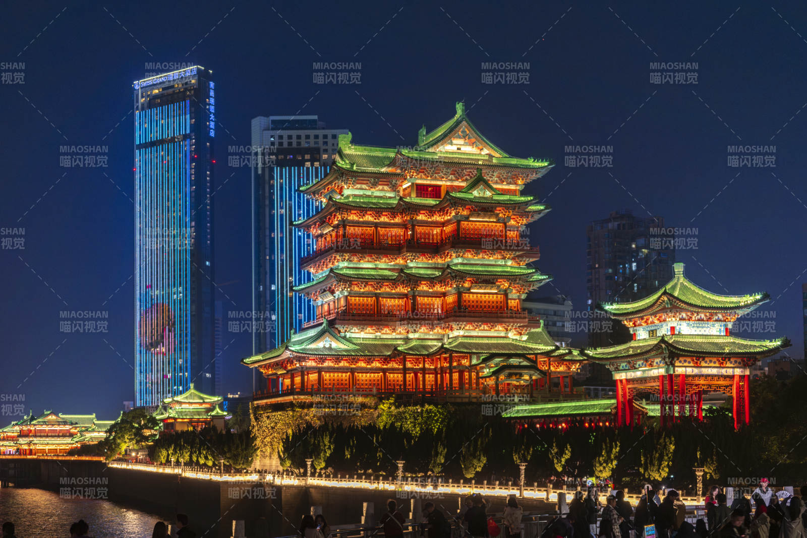 夜色中的滕王阁图片