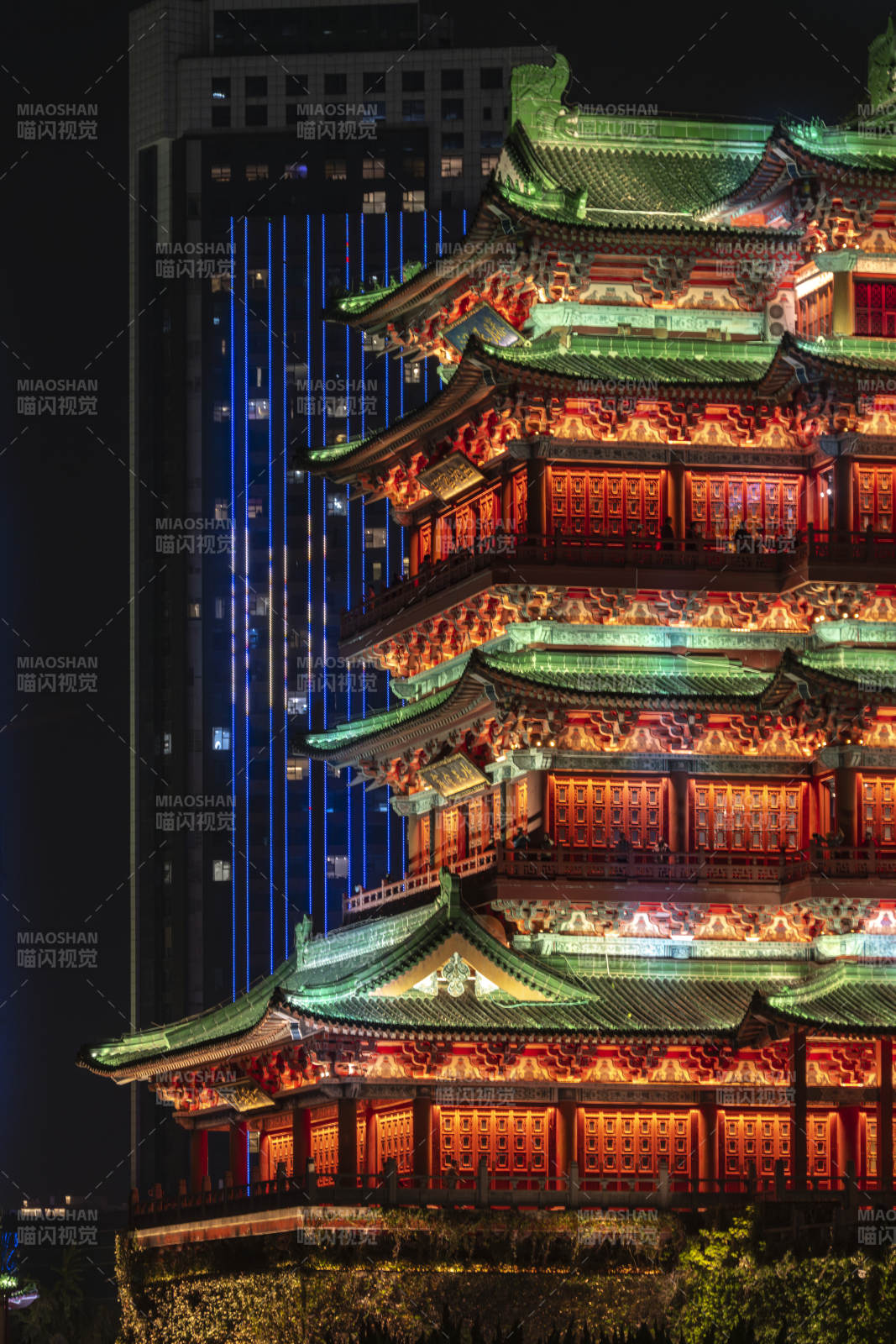 南昌滕王阁夜色中的古塔辉映图片