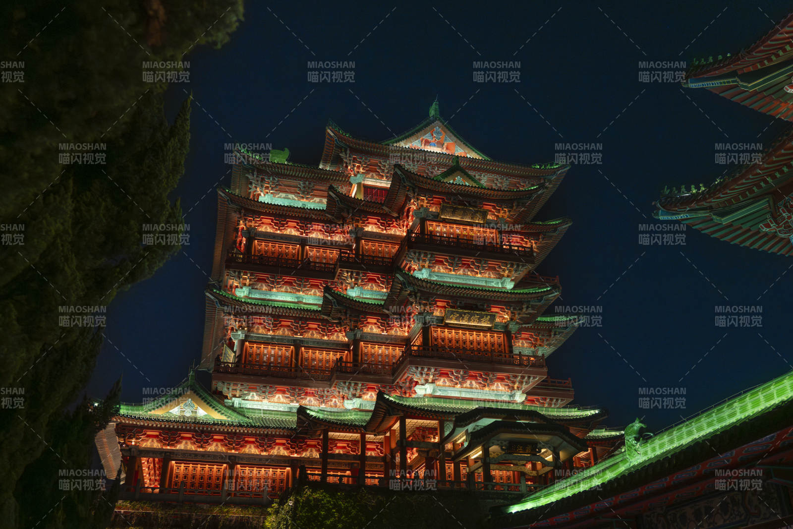 南昌滕王阁夜色中的古塔辉煌图片