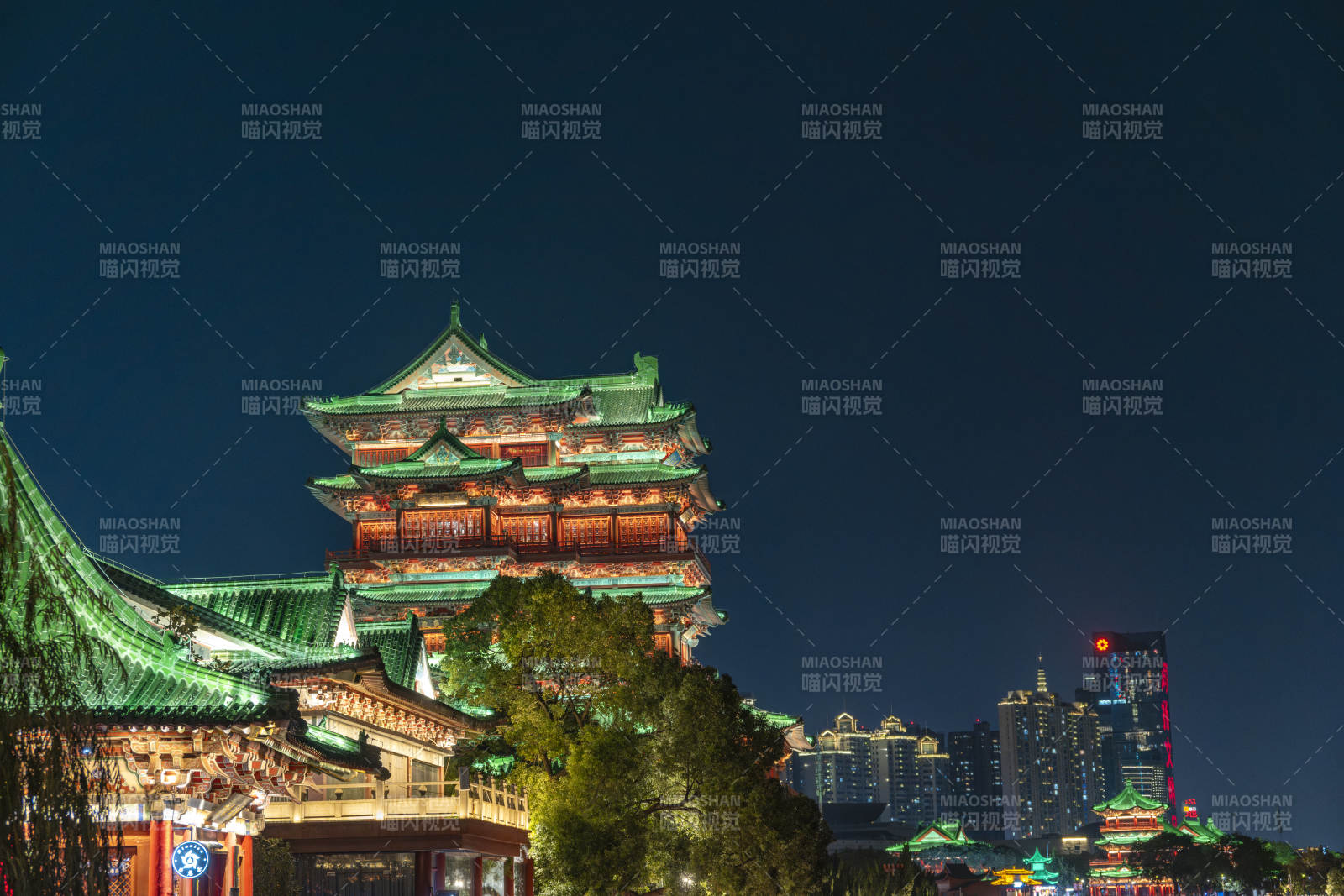 夜幕下的古塔风光图片