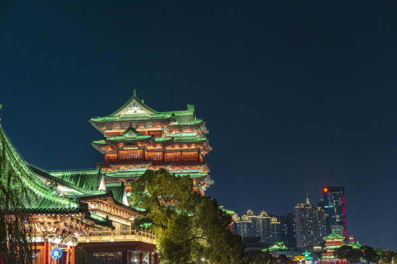 夜幕下的古塔风光图片