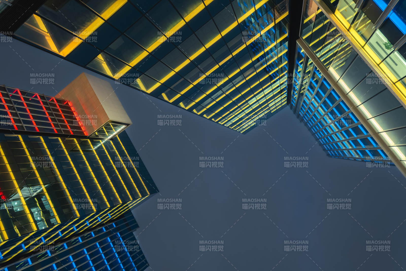 夜幕下的摩天大楼图片