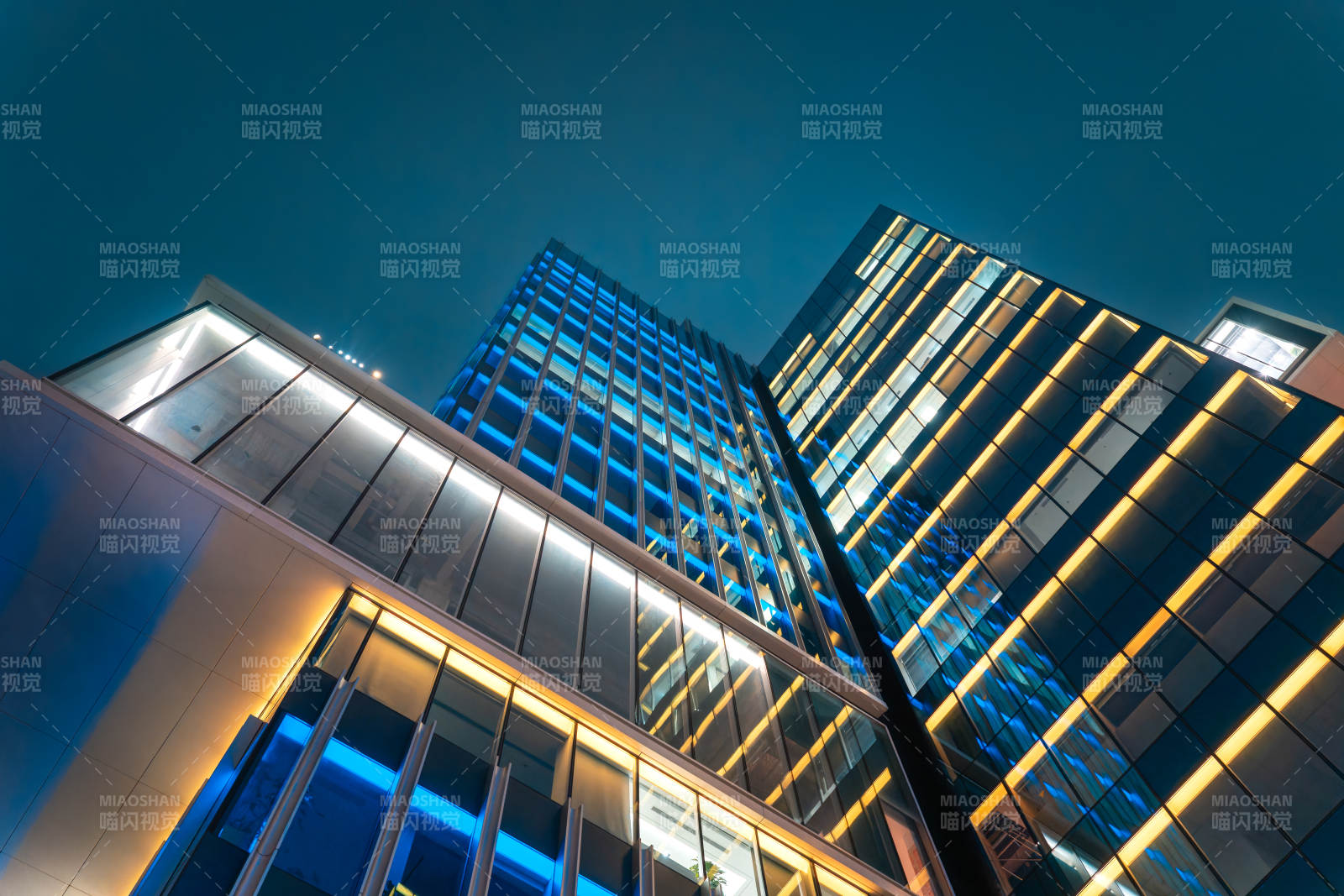 杭州英蓝中心夜幕下的现代建筑群图片