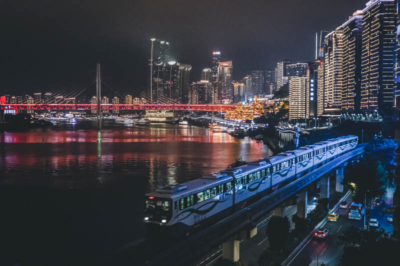 行驶在重庆嘉陵江滨江路的轻轨图片