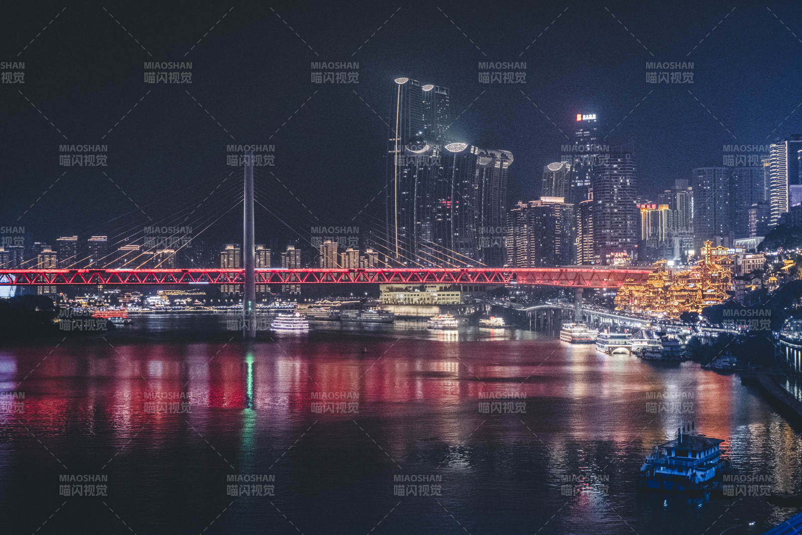 重庆夜色中的城市桥梁图片